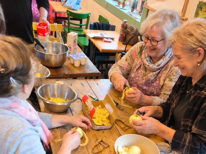 Participantes préparant des fruits pendant un atelier de cuisine pédagogique